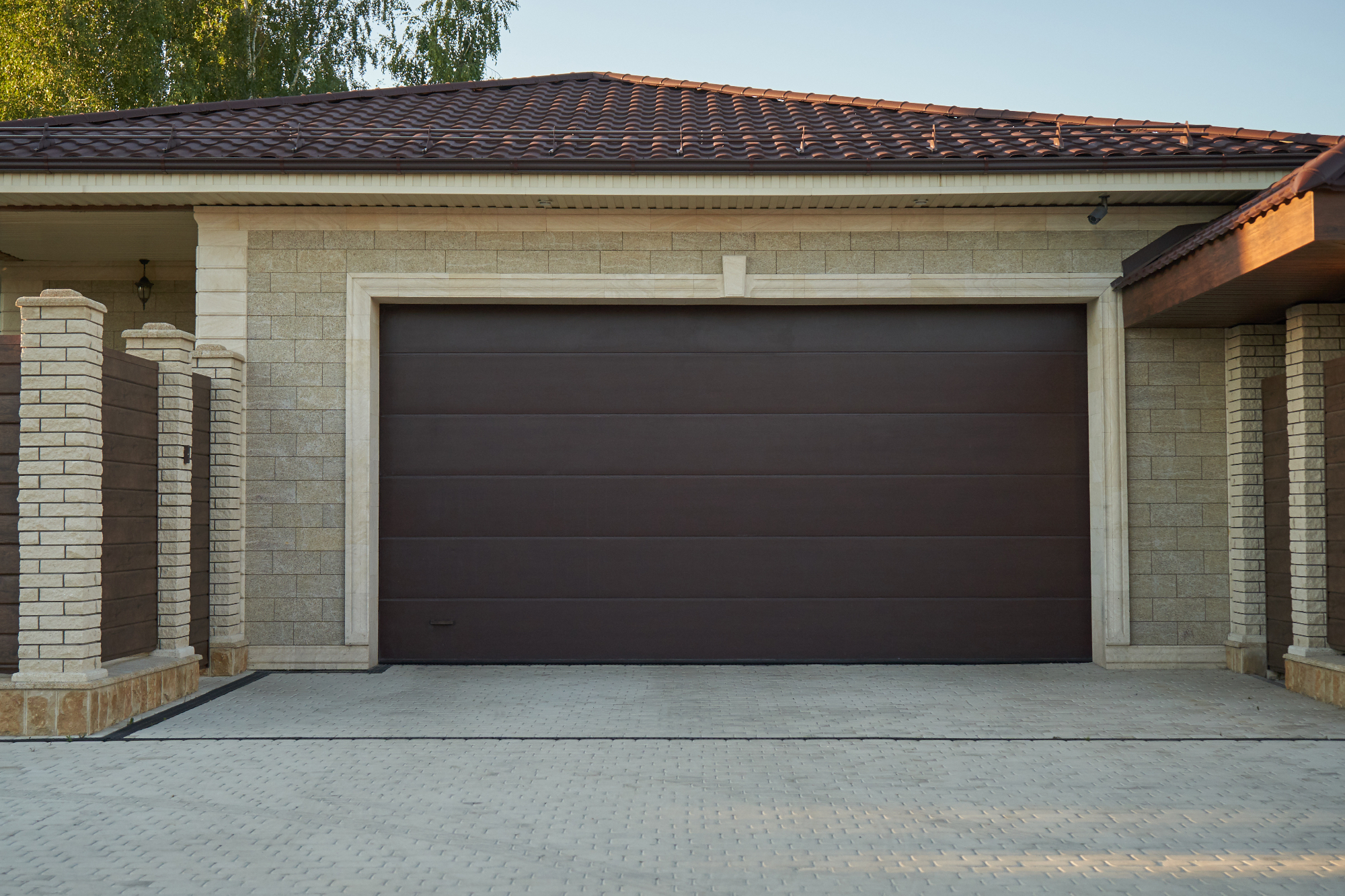 Garažna vrata pridejo v različnih velikostih in različnih materialih