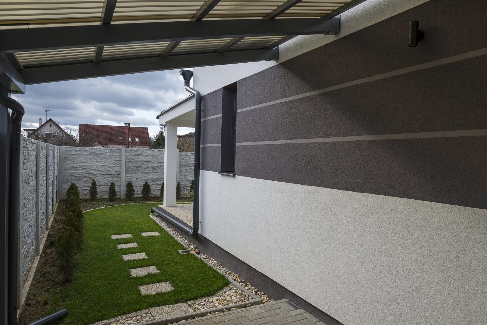 Sončna elektrarna postavljena na nadstrešek za avto je več kot odlična izbira